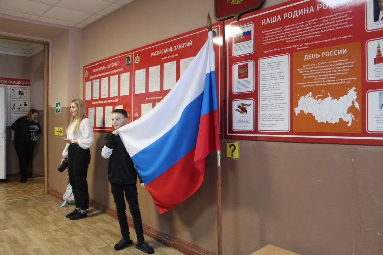 Сегодня в Разговоре о важном речь шла о приближающемся Дне защитника Отечества. Честь поднять Государственный флаг выпала ученику 5 класса Барбосову Артёму. Учителя в классах подробнее рассказали об истории праздника, его значении.